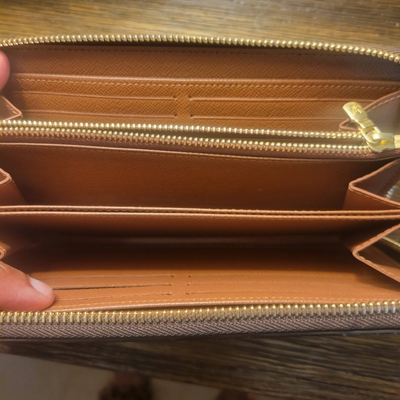 LOUIS VUITTON - Picture 4 of 4